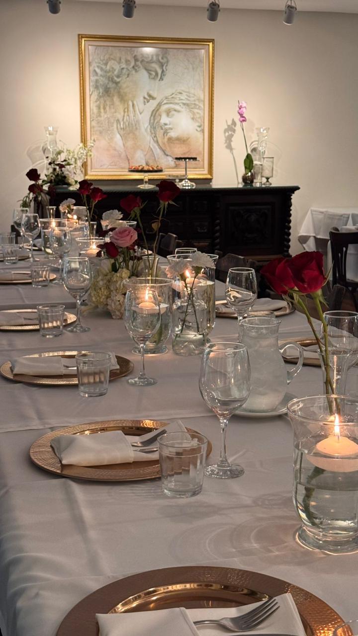 Mesa com sousplat dourado e velas